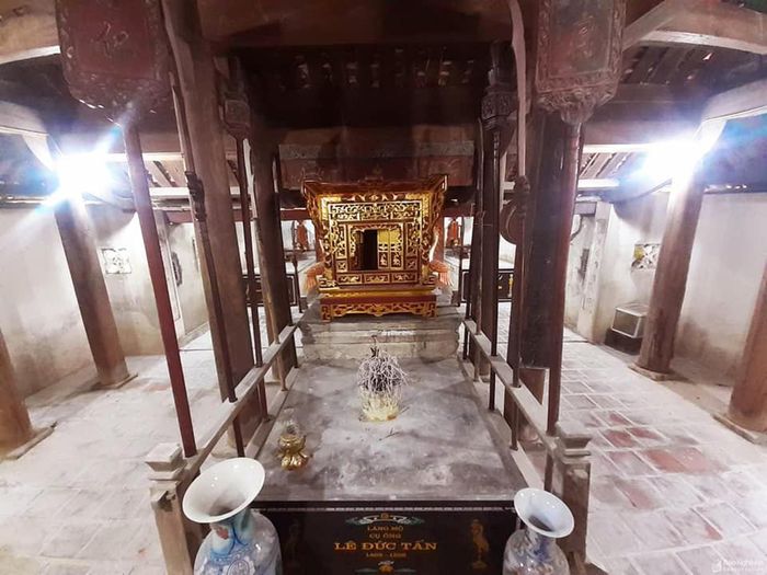 Hai tòa trung điện và thượng điện đền Lê Đức Tuy được xây dựng theo kiểu "thượng miếu hạ mộ". Trong 2 tòa điện có 4 ngôi mộ (trung điện có 1 mộ, thượng điện có 3 mộ), phía trên có án thờ. Ảnh: Huy Thư