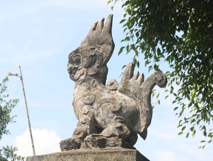 Trên các trụ biểu lớn, nhỏ của cổng tam quan đắp hình những con nghê đang ngồi chụm chân chầu vào giữa cổng. Hình ảnh các con nghê ngẩng cao đầu, vừa oai vệ, tôn nghiêm, vừa mang vẻ đẹp dung dị, thân thuộc. Ảnh: Huy Thư
