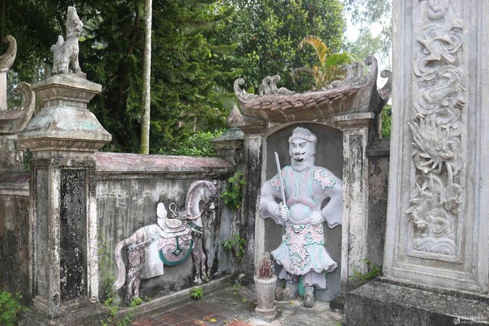 Vẻ đẹp cổ kính, sinh động của những bức phù điêu hai bên cổng tam quan đền Lê Đức Tuy. Ảnh: Huy Thư