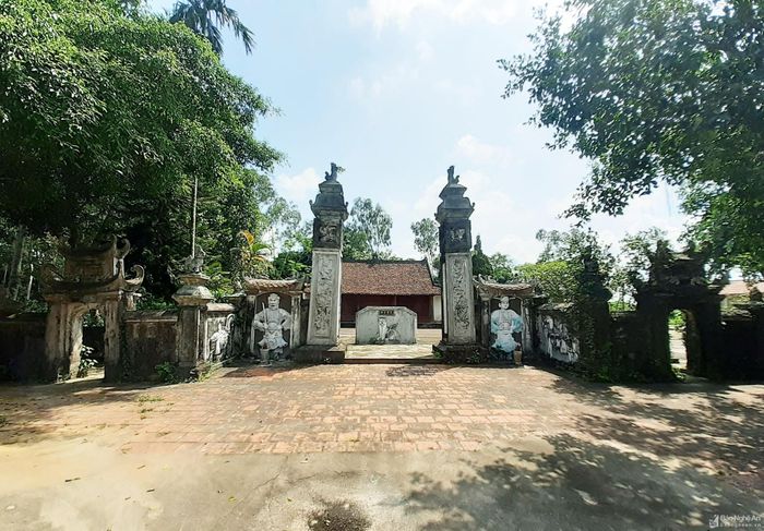 Cổng tam quan đền Lê Đức Tuy khá đồ sộ. Cổng chính được giới hạn bởi 2 trụ biểu cao lớn được đắp phù điêu, câu đối, tượng nghê... Hai bên trụ biểu gắn liền với 2 dải cánh gà uốn góc có đắp hình ngựa, tướng canh và 2 cổng phụ kiểu chồng diêm nhiều mái cong vút. Ảnh: Huy Thư