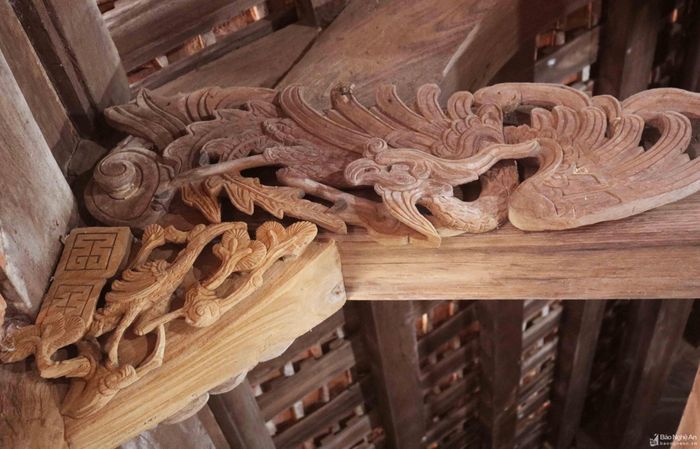 Các điểm tiếp nối giữa cột ngoài và hạ nhà cũng được trang trí bằng hình ảnh chim phượng khá sắc nét. Đặc biệt là hình ảnh chim phượng đang bay trên hạ nhà với chiếc đầu ngoảnh ra ngoài, đôi cánh giang rộng khoe bộ lông được điêu khắc một cách mềm mại, tinh tế. Ảnh: Huy Thư