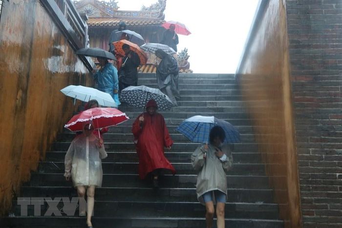 Mùa mưa ở ThưàThiên-Huế thường bắt đầu vào tháng 10 với những đợt mưa kéo dài liên tục trong nhiều ngày, thậm chí đã đi vào thi ca. (Ảnh: Đỗ Trưởng/TTXVN)