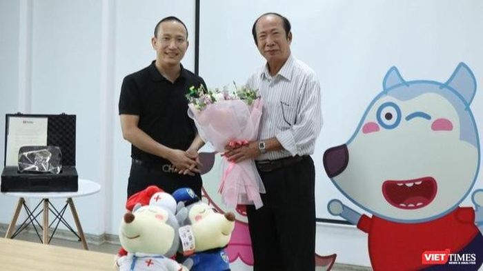 PGS. TS. Nguyễn Quang Ninh - Viện trưởng Viện nghiên cứu ứng dụng phát triển giáo dục (bên phải) chúc mừng ông Tạ Mạnh Hoàng - Giám đốc Sconnect Việt Nam trong buổi trao chứng nhận cho Bộ sản phẩm Wolfoo