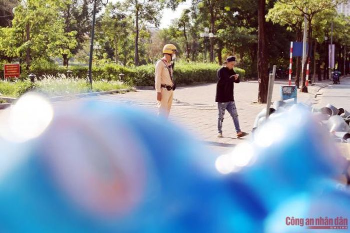 Thời điểm kiểm tra, "cựu chiến binh" sinh năm 2000 tên là N.V.H. tỏ thái độ bực dọc, chây ỳ yêu cầu làm việc của tổ công tác. Người này sau đó cũng không thể xuất trình được bất cứ giấy tờ liên quan nào theo quy định và liên tục gọi điện cầu cứu "người thân".