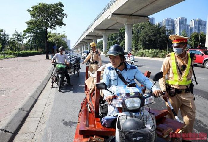 Tiếp đó là hàng loạt xe máy cũ nát được sử dụng cho việc vận chuyển hàng hóa cồng kềnh.