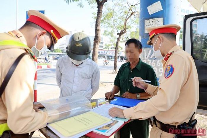 Điều đáng nói, trong số nhiều trường hợp vi phạm bị xử lý chiều nay có cả những thương binh điều khiển xe ba bánh chở hàng hóa cồng kềnh gây nguy hiểm giao thông. Khi bị CSGT xử lý, những trường hợp này đưa ra nhiều lý do biện minh cho vi phạm của mình để xin tổ công tác bỏ qua như "mong linh động vì có công lao trong kháng chiến" tuy nhiên các cán bộ làm nhiệm vụ đã giải thích đầy đủ, trong đó tất cả mọi người dân khi tham gia giao thông đều phải tuân thủ luật ATGTĐB.