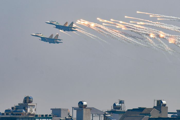  Chiếc Su-30MK2 thực hiện thả mồi bẫy nhiệt tạo nên cảnh tượng đẹp mắt. Khi phát hiện tên lửa tầm nhiệt của đối phương, pháo sáng sẽ được phóng ra. Pháo sáng phát ra nhiệt lượng lớn làm cảm biến hồng ngoại tên lửa của đối phương bị đánh lừa và lao tới những chùm pháo sáng, trong khi máy bay nhanh chóng thoát ly khỏi khu vực nguy hiểm. 