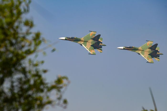  Su-30MK2 là máy bay tiêm kích đa năng siêu âm có khả năng tác chiến độc lập hoặc tác chiến theo biên đội trong nhiều loại địa hình và thời tiết khác nhau, cả trên không, trên biển và mặt đất. Máy bay có chế độ lái tự động trong mọi giai đoạn bay, gồm bay thấp trong mọi địa hình, bay riêng và theo nhóm chống lại mục tiêu trên không - mặt đất - trên biển. 