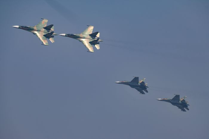  4 chiếc máy bay Su-30MK2 bay theo đội hình. Su-30MK2 là máy bay tiêm kích đa năng siêu âm có khả năng tác chiến độc lập hoặc tác chiến theo biên đội trong nhiều loại địa hình và thời tiết khác nhau, cả trên không, trên biển lẫn mặt đất. 