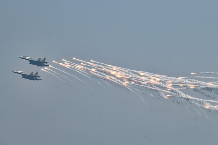  Pháo sáng được phóng ra từ những chiếc “hổ mang chúa” SU-30MK2 ngay trên bầu trời sân bay Gia Lâm. 