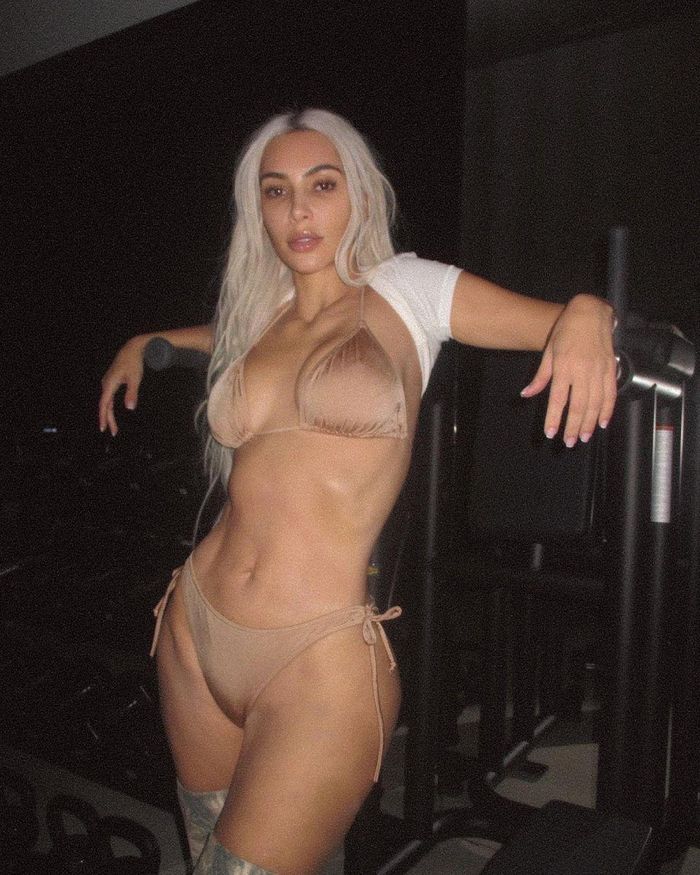  Kim Kardashian tham gia trào lưu đăng ảnh kém chất lượng. Ảnh: @kimkardashian. 