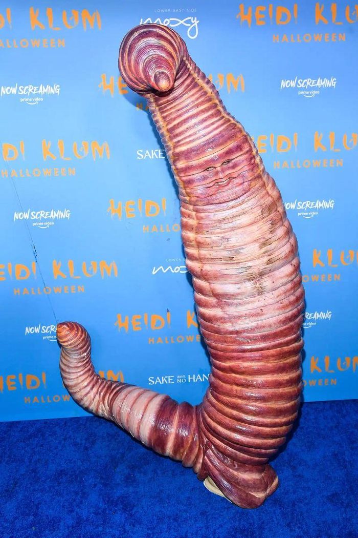 Heidi Klum hóa trang thành con sâu vô cùng cầu kỳ trong dịp Halloween năm nay