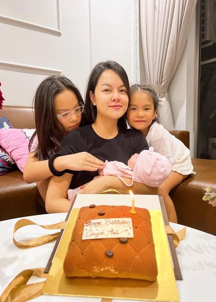 Phạm Quỳnh Anh từng bật mí, trong một bữa tiệc, bạn trai mới và chồng cũ của cô có cơ hội gặp nhau. “Cả hai đã biết nhau, cảm thấy không có trở ngại trong cảm xúc”, cô tiết lộ. Ảnh: FBNV