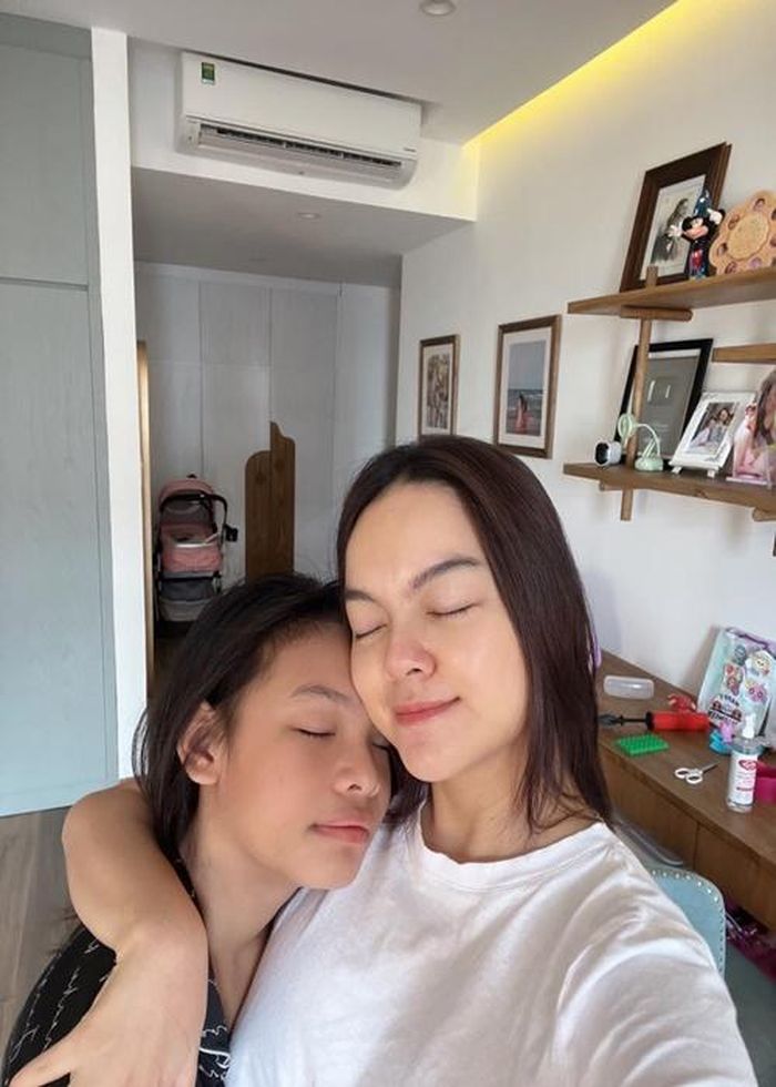Phạm Quỳnh Anh cũng tâm sự về bé Tuệ Lâm. “Chúc mừng sinh nhật con gái lớn của mẹ! Hành trình 10 năm trôi qua nhanh như một cơn gió. Sẽ mãi là người bạn thân của con, người mà con có thể tin tưởng để chia sẻ mọi thứ trên đời, người mặc chung quần chung áo, xài chung một chai nước hoa, thoa chung một cây son, người ôm hôn tạm biệt chúc ngủ ngon mỗi tối… người hay giận dỗi nhẹ nhưng trên tất cả mỗi lúc con cần gì thì mẹ vẫn luôn ở đây, nhé! Cả nhà yêu chị 2!”, nữ ca sĩ viết. Ảnh: FBNV