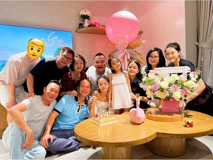 Phạm Quỳnh Anh và Quang Huy vui vẻ hội ngộ trong tiệc sinh nhật của ái nữ. Ảnh: FBNV