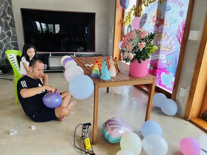 Quang Huy tự tay trang trí tiệc sinh nhật cho con gái đầu lòng. Ảnh: Bảo vệ công lý