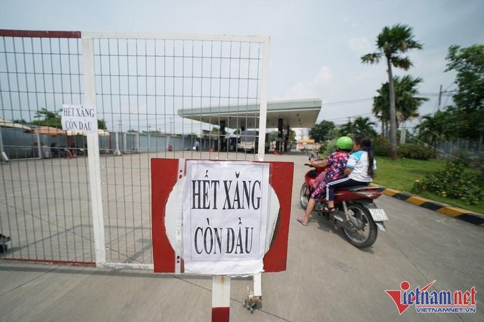 Một cửa hàng hết xăng tại TP.HCM đầu tháng 11. (Ảnh: Chí Hùng)
