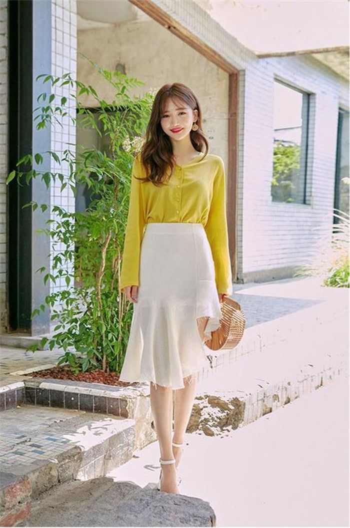 Ngoài các kiểu chân váy quen thuộc, các nhà mốt còn thể hiện sự sáng tạo để mang tới các mẫu váy xé gấu, váy bất đối xứng giúp bạn gái làm mới phong cách.