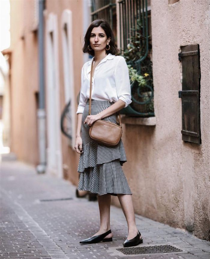 Đầu năm nay, các sàn diễn thời trang từ London, Paris, New York hay Milan Fashion Week đã tràn ngập từ váy áo đến áo ruffle – bèo nhún. Sẽ không lạ nếu trong mùa hè tới, những chiếc váy ruffles trở thành món đồ thời trang yêu thích của các cô nàng nơi công sở.