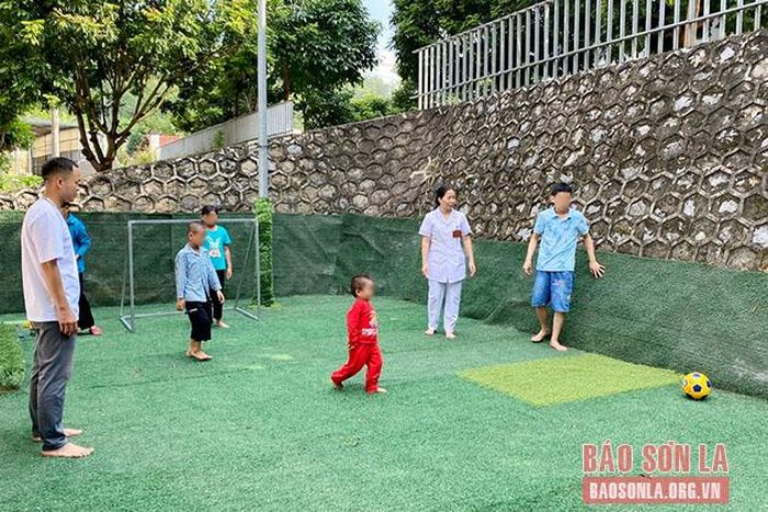 Y, bác sỹ tại Bệnh viện Tâm thần tỉnh Sơn La can thiệp vận động trị liệu đối với trẻ mắc hội chứng tự kỷ.