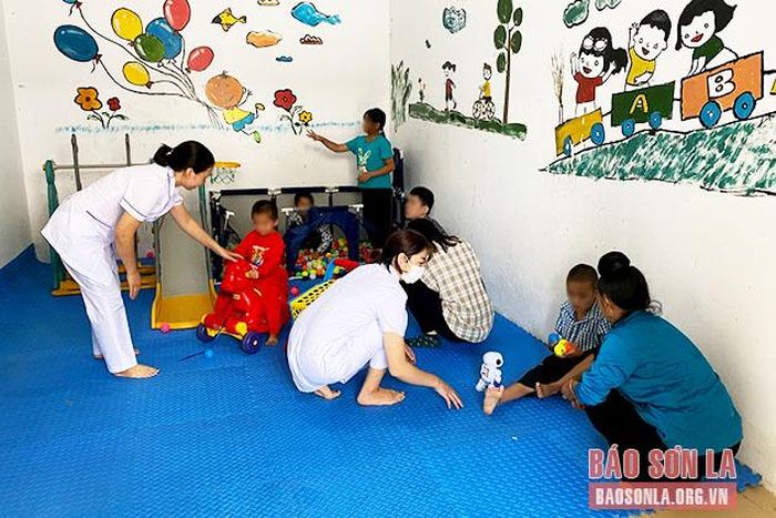 Cán bộ điều dưỡng khoa nhi Bệnh viện Tâm thần tỉnh giúp trẻ mắc các triệu chứng về sức khỏe tâm thần