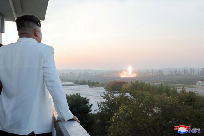  Nhà lãnh đạo Triều Tiên Kim Jong Un giám sát vụ phóng tên lửa tại địa điểm không xác định. Ảnh do KCNA công bố hôm 9/10. 