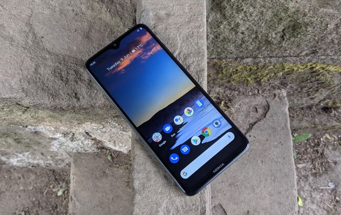 Một mẫu smartphone Android giá rẻ. Ảnh: TechRadar.