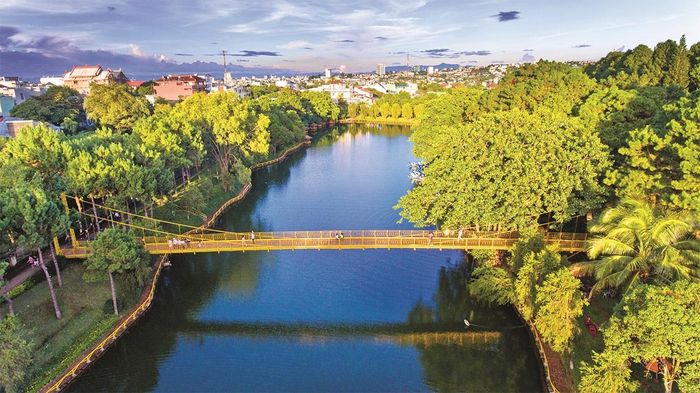 Hồ Diên Hồng thành phố Pleiku - nhìn từ trên cao. Ảnh Phan Nguyên