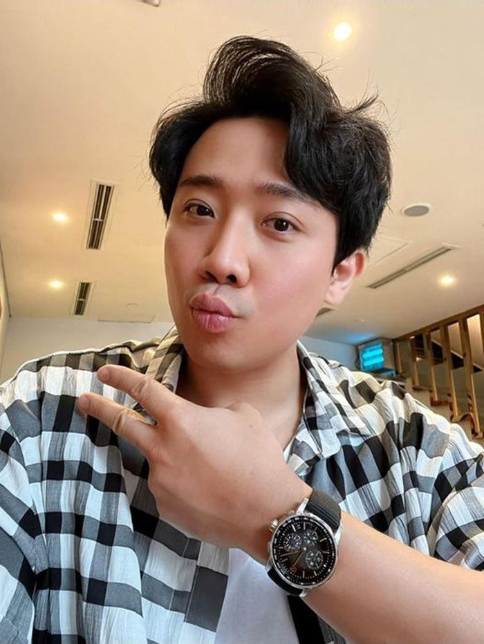 Trấn Thành ở Việt Nam cũng sefie một mình