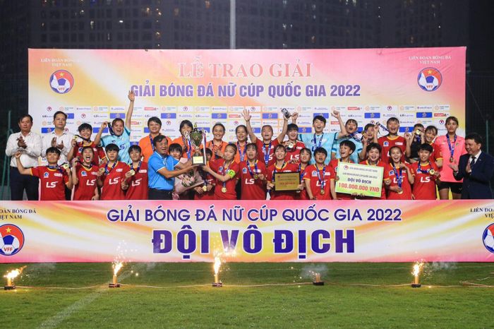 Ông Lê Văn Thành (áo xanh) trao Cúp cho đội trưởng Huỳnh Như ở Cúp QG nữ 2022