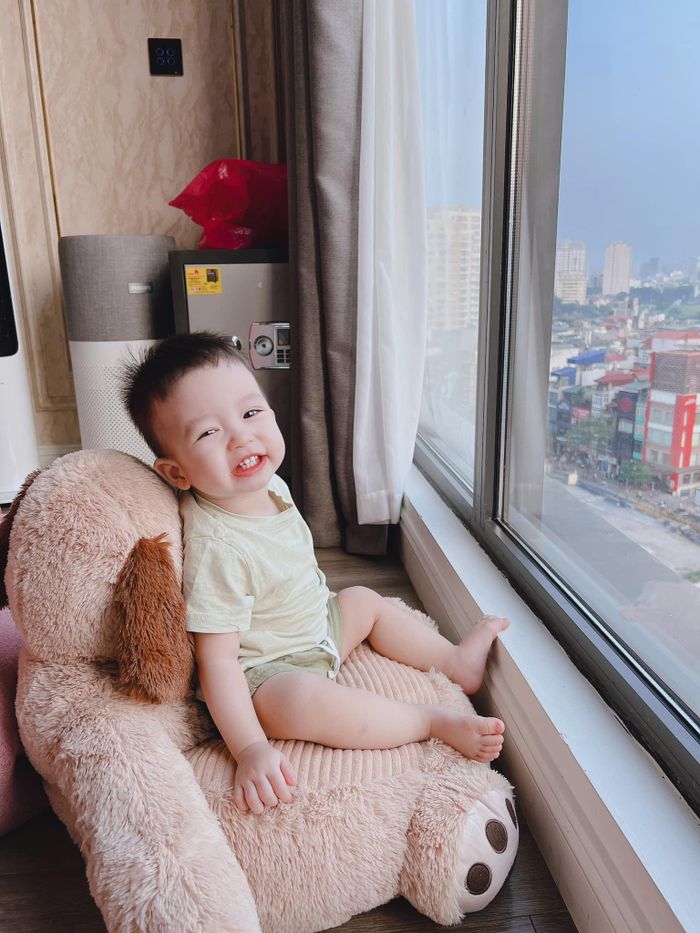 Benly sở hữu má lúm đồng tiền rất sâu và có đôi mắt to tròn, rõ mí. Bé cũng có làn da trắng. 