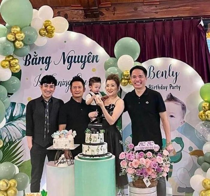 Bức ảnh hiếm hoi Bằng Kiều bên bạn gái và con trai thứ 4 từng được Quang Cường - bầu sô của Quang Hà đăng lên trang cá nhân. Bằng Kiểu từng chia sẻ rằng bạn gái là người bình thường, không làm việc trong giới showbiz nên cũng không có nhu cầu xuất hiện. 