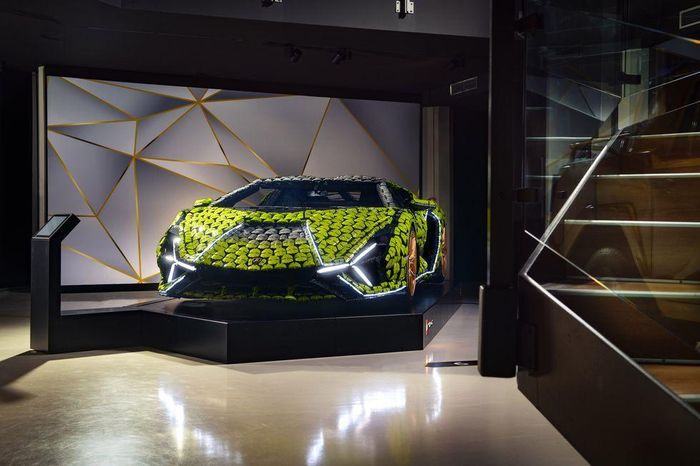 Mô hình này có kích thước tương đương xe hàng thật (Ảnh: Roadandtrack)
