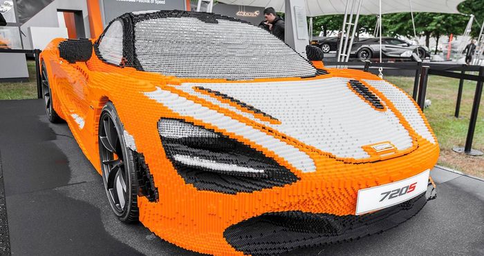 Mất tới gần 2.000 giờ để có thể hoàn thành mô hình này (Ảnh: Roadandtrack)