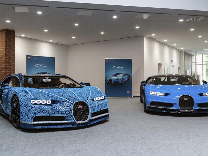 Mô hình Bugatti Chiron khi được đặt bên cạnh “hàng thật” (Ảnh: Mashable)
