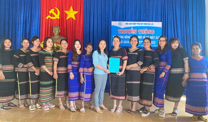 Đại diện Hội LHPN huyện Ia Grai trao quyết định thành lập Câu lạc bộ "Nhà sạch, vườn đẹp" cho các thành viên. Ảnh: Phan Thương