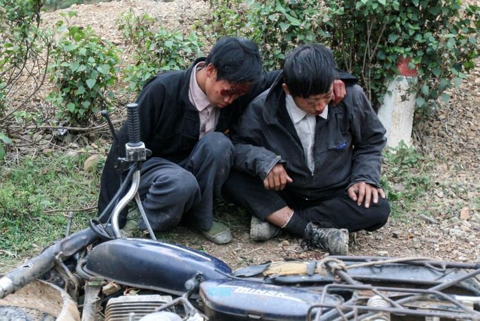 Hai chàng trai ủ rũ trò chuyện với nhau sau tai nạn