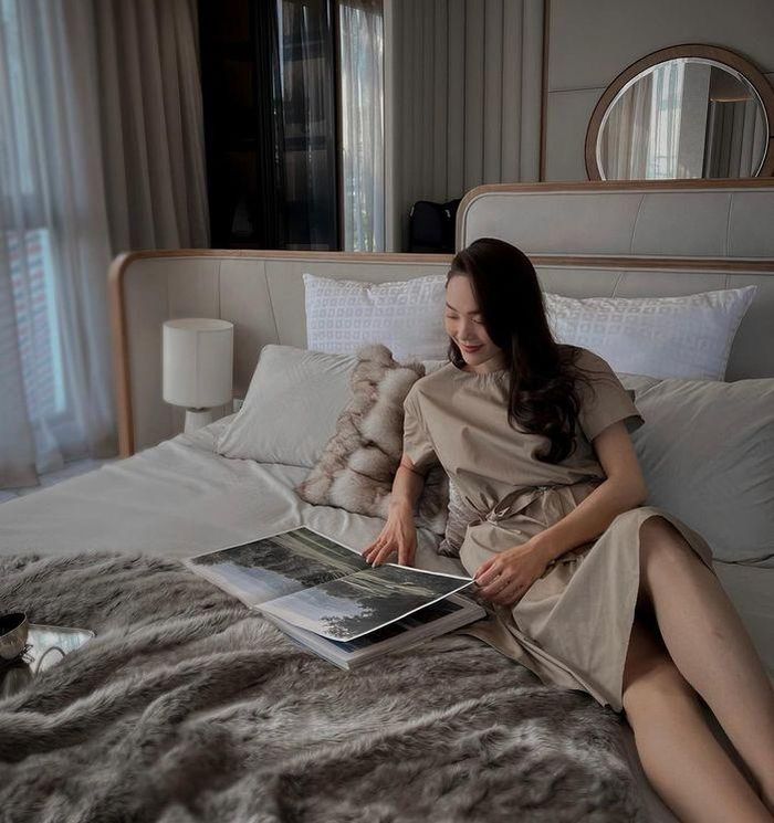 Căn hộ có view nhìn ra trung tâm TP HCM và được bài trí tinh tế.