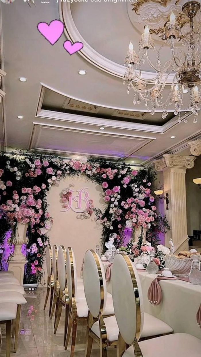 Nhà của ca sĩ Minh Hằng xây trên khu đất rộng vài trăm mét vuông, mang phong cách hoàng gia Châu Âu, vô cùng xa hoa.