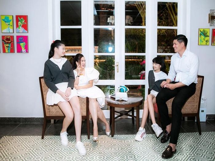 Nam diễn viên từng tâm sự: "Tôi muốn gần gũi với con khi hai đứa còn nhỏ. Không rõ sau này hai con gái có đi du học hay không, tôi sợ cảm giác xa cách giữa bố con lắm. Tôi từng bảo với vợ rằng nếu hai đứa đi du học, tôi sẵn sàng đi theo để nấu cơm cho con".