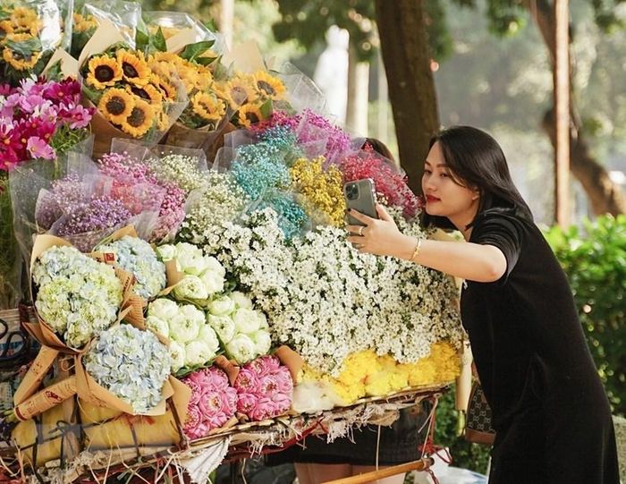  Các xe hoa rực rỡ luôn thu hút sự chú ý của phái đẹp. (Ảnh: Khánh Hòa/TTXVN) 
