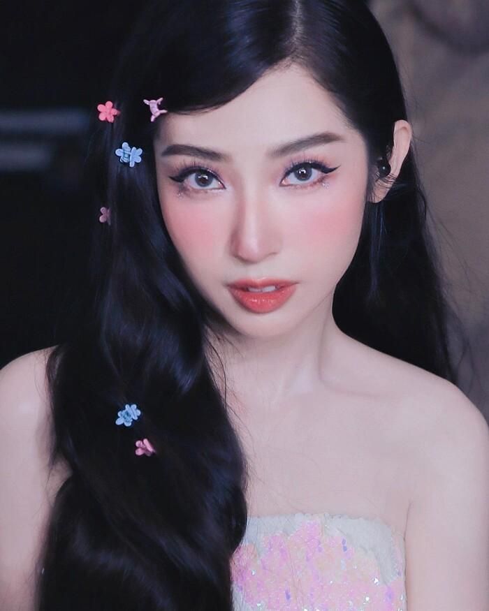 Khổng Tú Quỳnh được đông đảo khán giả nhận xét ngày càng xinh đẹp và quyến rũ trông thấy