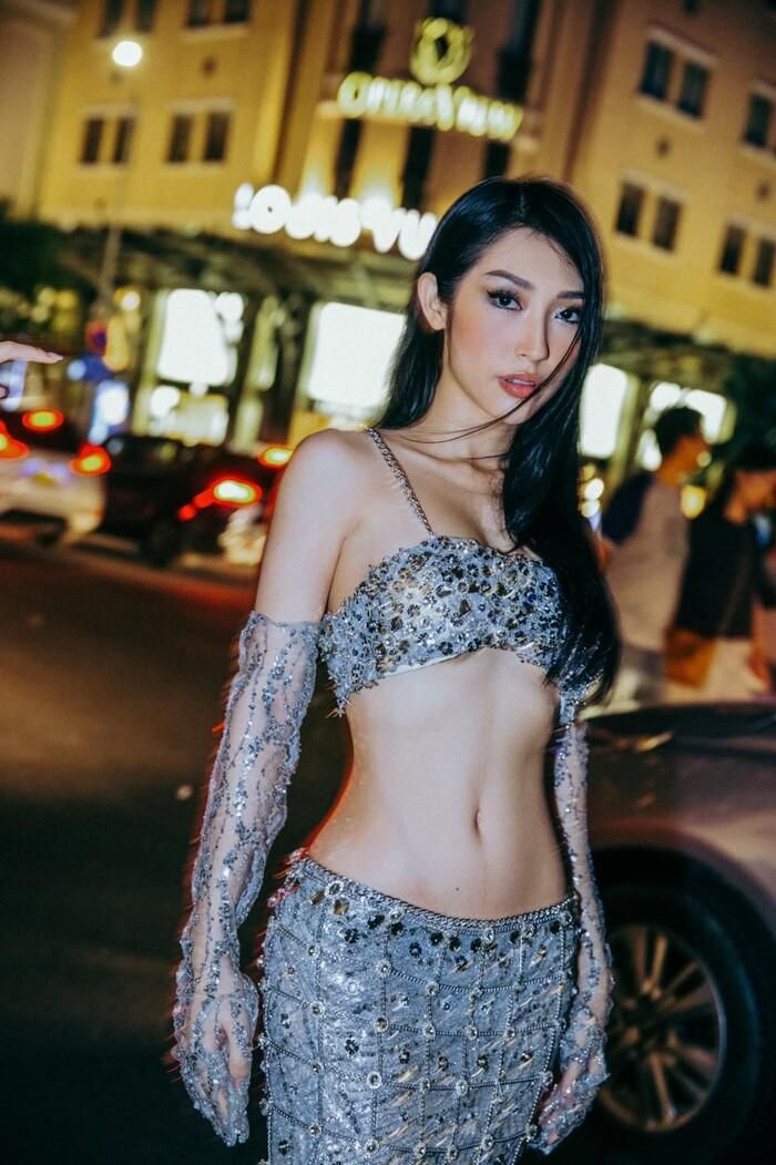 Ở một số khoảnh khắc, dễ dàng nhận thấy vòng 2 của người đẹp có múi cơ đầy quyến rũ