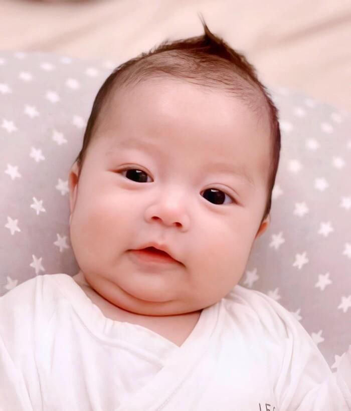 Tấm hình này của nhóc tỳ khiến nhiều người lập tức liên tưởng đến nam ca sĩ
