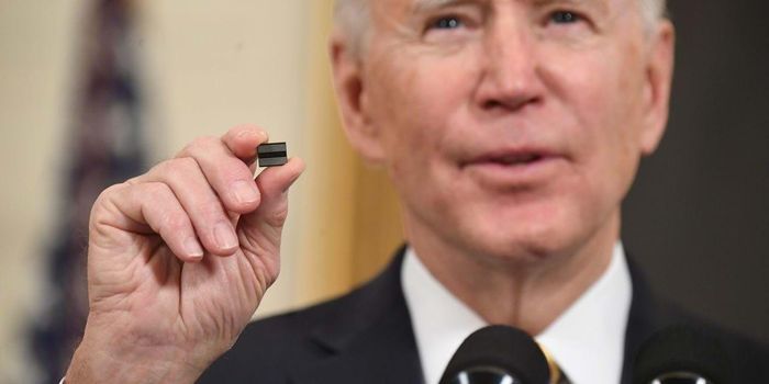 Tổng thống Joe Biden cầm một con chip trên tay khi ông phát biểu trước khi ký ban hành sắc lệnh về việc đảm bảo các chuỗi cung ứng cho chip máy tính vào ngày 24.2.2021. Nguồn: AFP/Getty Images.