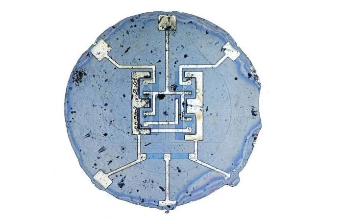 Một trong những mạch IC đầu tiên gồm có 4 transistor do Jay Last chế tạo theo phương pháp bề mặt tại Fairchild. Nguồn: Theo tư liệu của Fairchild.