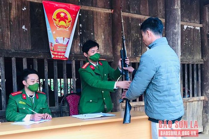 Vận động nhân dân xã Chiềng Phung, huyện Sông Mã giao nộp vũ khí.