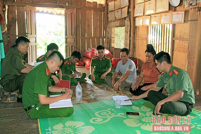 Công an xã Phổng Lăng, huyện Thuận Châu tuyên truyền nhân dân tích cực đấu tranh phòng chống tệ nạn ma túy, giữ vững an ninh trật tự xã hội.