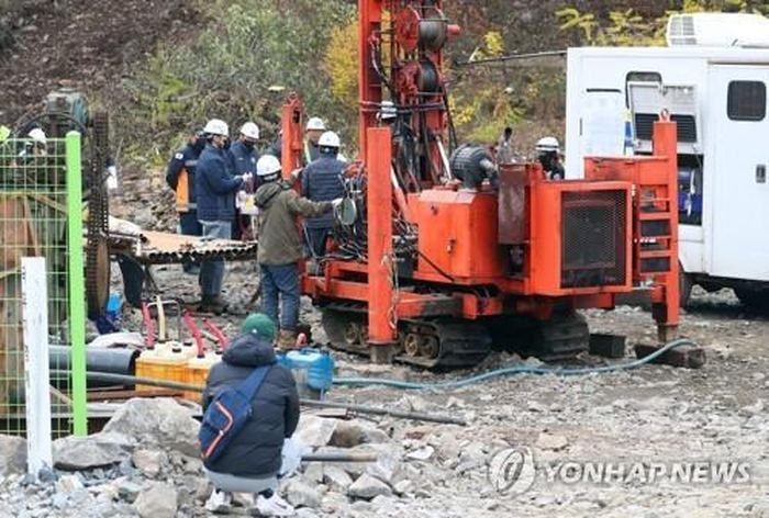 Lực lượng cứu hộ nỗ lực tiếp cận vị trí hai nạn nhân mắc kẹt. Ảnh: Yonhap