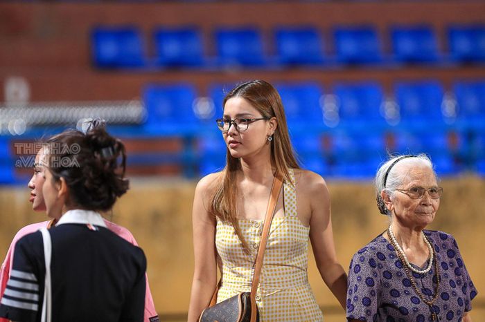 Kỳ Hân đến sân cùng bà của Mạc Hồng Quân